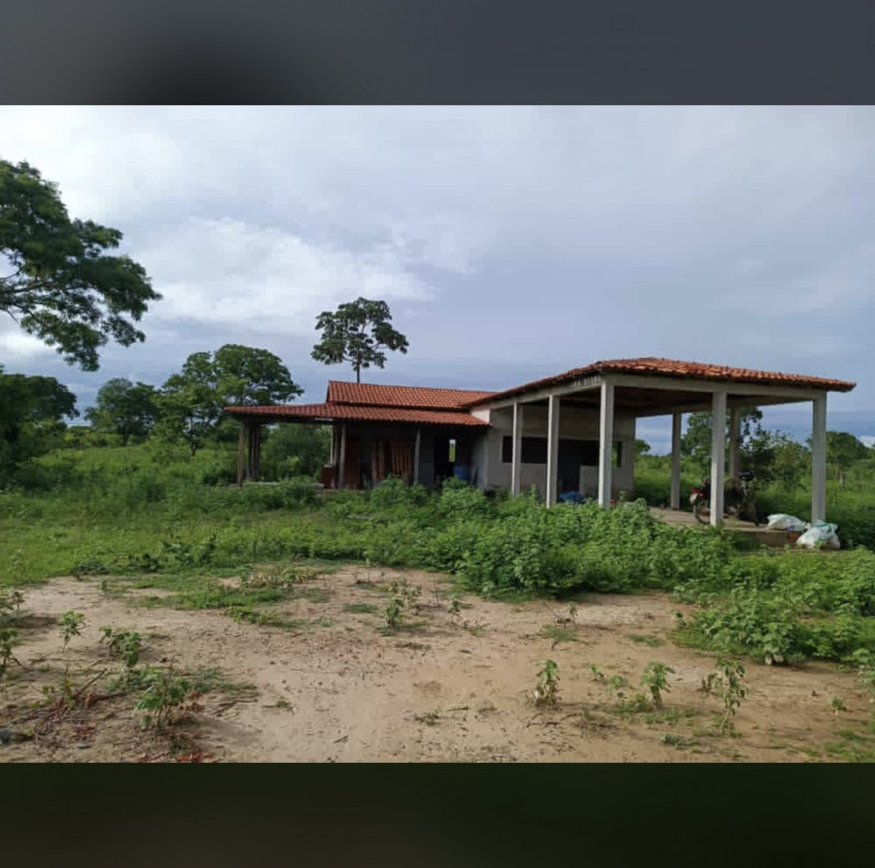 imóvel com 319m² - Centro - Urucuia