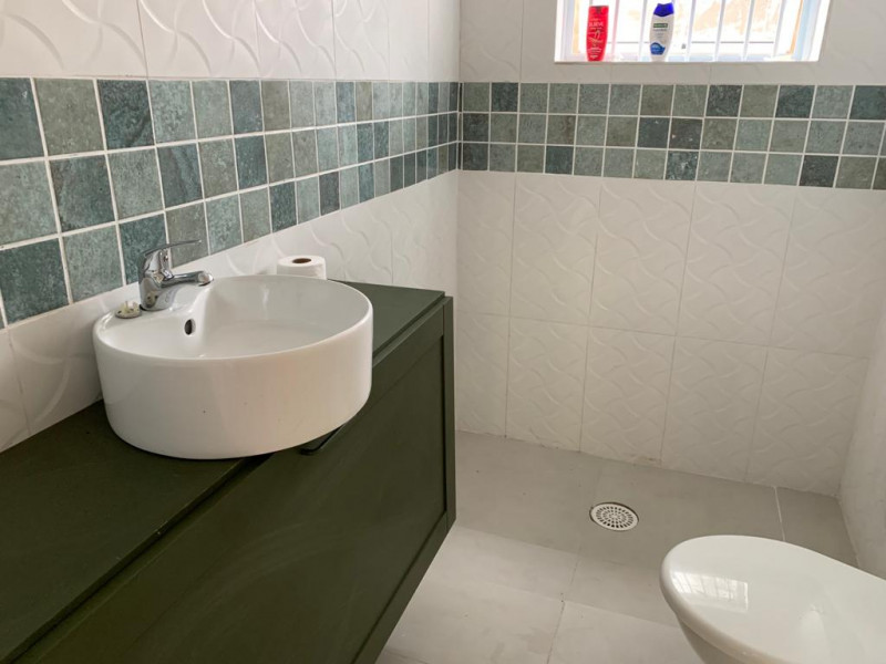 Casa à venda Bal Tres Marias com 390m² e 4 quartos por R$ 650.000 - 1689308956-banheiro-quarto-em-baixo-dir-llv.jpg