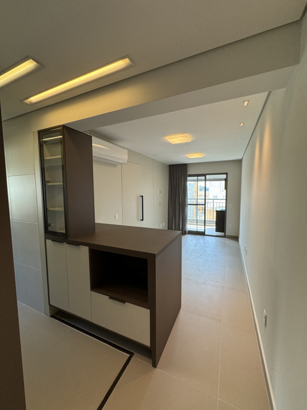 Apartamento para alugar Indianópolis com 55m² e 2 quartos por R$ 7.000 - 910791232-sala-cozinha-integrada-e-varanda.jpg