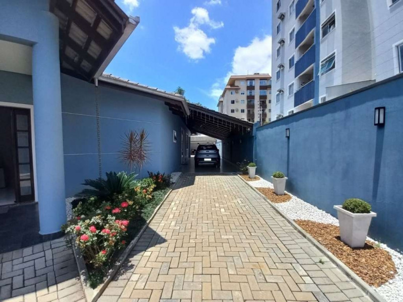 Casa à venda Bucarein com 257m² e 3 quartos por R$ 1.190.000 - 466390905-entrada-e-garagem.jpg
