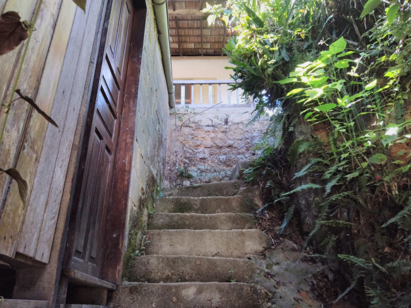 Casa à venda Lumiar com 369m² e 2 quartos por R$ 370.000 - 23-escada-3.jpeg