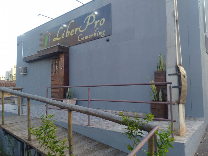 Comercial à venda Jardim Bandeirantes com 178m² e 1 quarto por R$ 420.000 - 1144690335-liberpro-fachada-2022-01.jpg