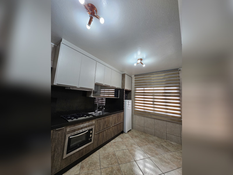 Casa à venda Forquilhas com 114m² e 3 quartos por R$ 620.000 - 19-cozinha-planejada-visao-janela.jpg