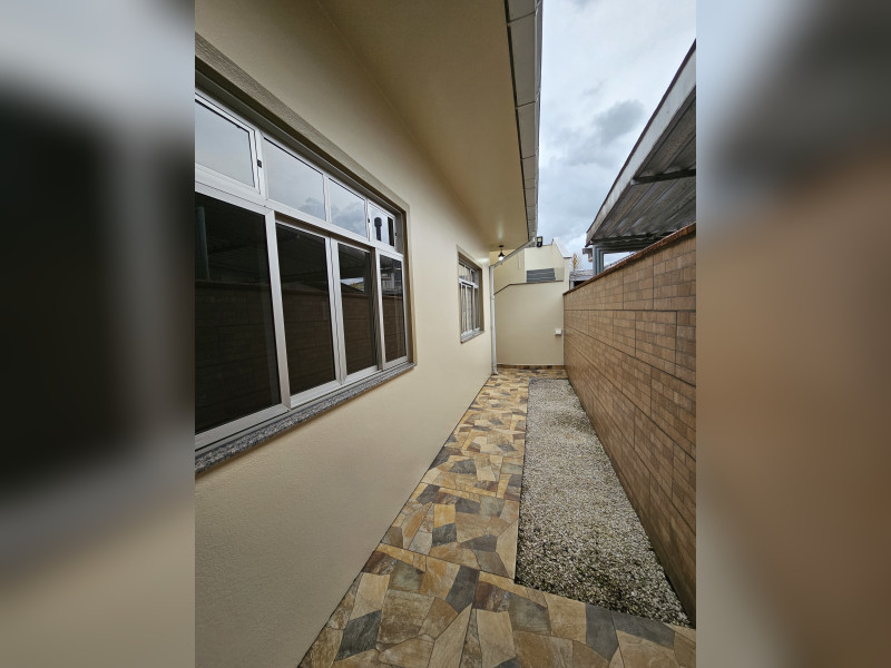 Casa à venda Forquilhas com 114m² e 3 quartos por R$ 620.000 - 23-lateral-casa.jpg