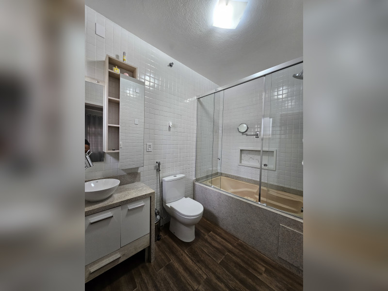 Casa à venda Forquilhas com 114m² e 3 quartos por R$ 620.000 - 8-banheiro-suite.jpg