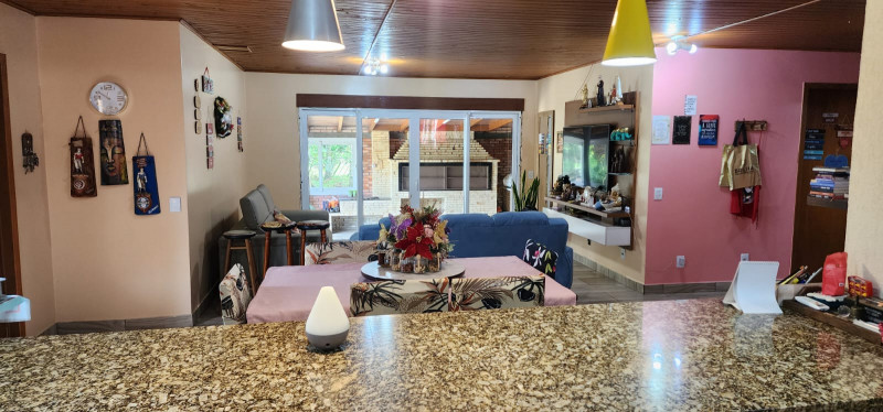 Casa à venda Alpes Verdes com 160m² e 2 quartos por R$ 1.480.000 - 1218009562-sala-e-espaco-gourmet-ao-fundo.jpeg
