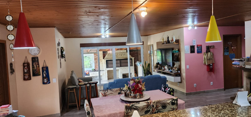 Casa à venda Alpes Verdes com 160m² e 2 quartos por R$ 1.480.000 - 1291728105-sala-e-espaco-gourmet-ao-fundo-2.jpeg