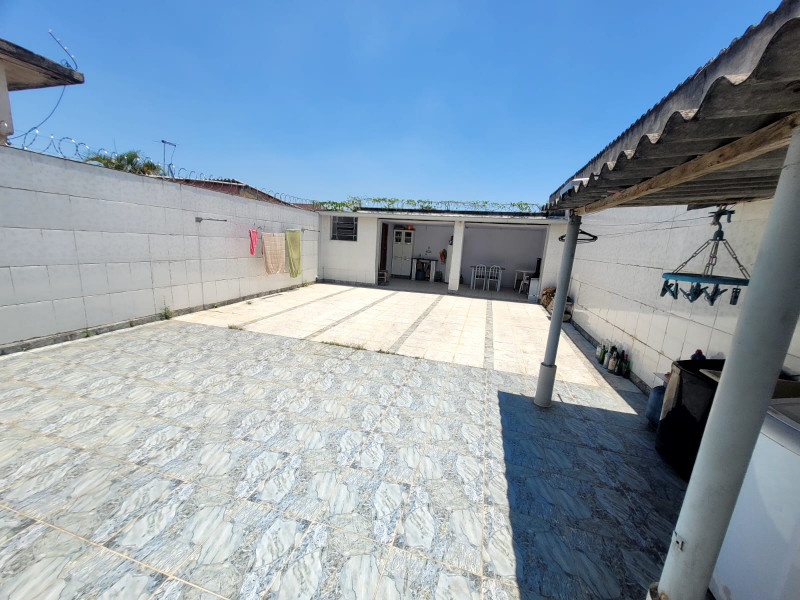 Casa à venda Jundiapeba com 205m² e 1 quarto por R$ 450.000 - 1345618751-quintal-visto-da-frente.jpg