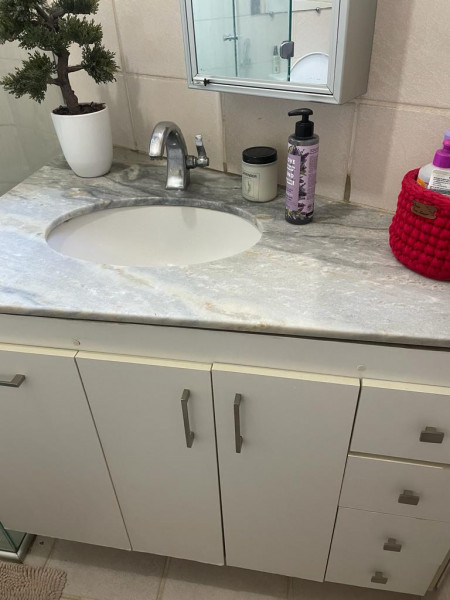 Apartamento à venda Centro com 63m² e 2 quartos por R$ 250.000 - 888031356-banheiro3.jpeg