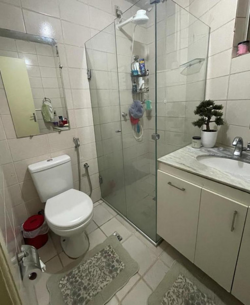 Apartamento à venda Centro com 63m² e 2 quartos por R$ 250.000 - 99421275-banheiro5.jpeg