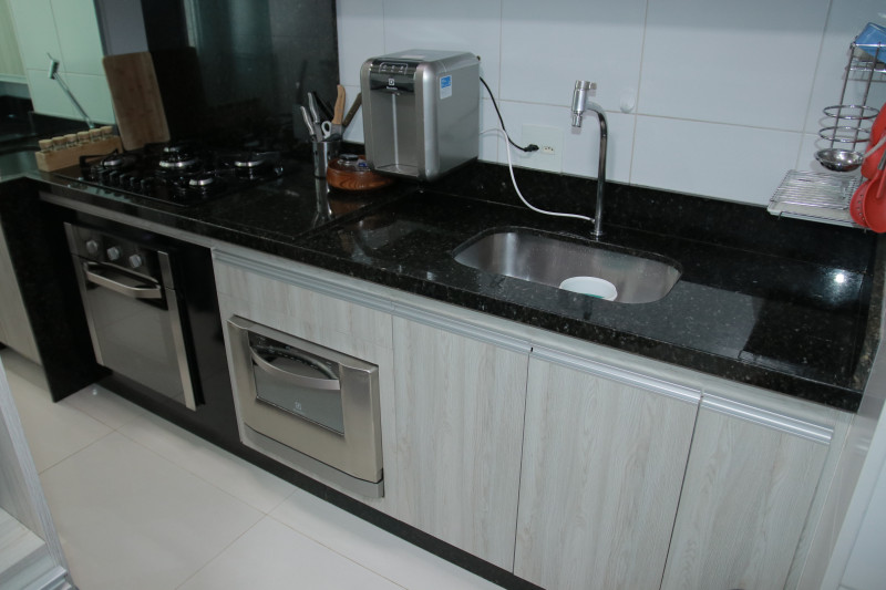Apartamento à venda Gama Leste com 66m² e 2 quartos por R$ 407.000 - 333816562-cozinha-bancada-e-armarios.JPG