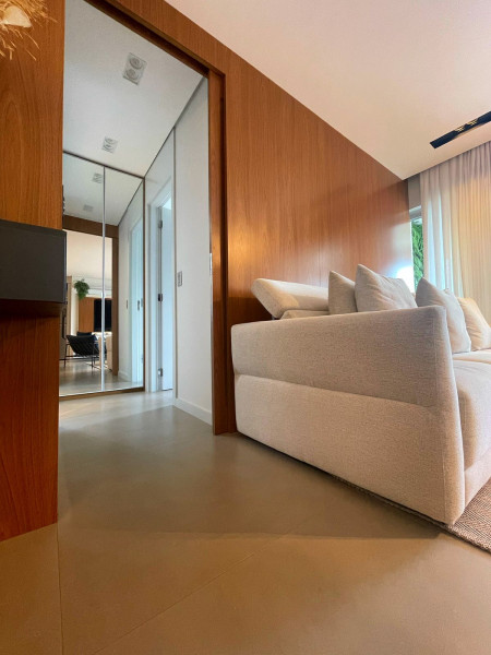 Apartamento à venda Vila Suzana com 88m² e 3 quartos por R$ 1.500.000 - 947777750-sala-01-porta-painel.jpeg