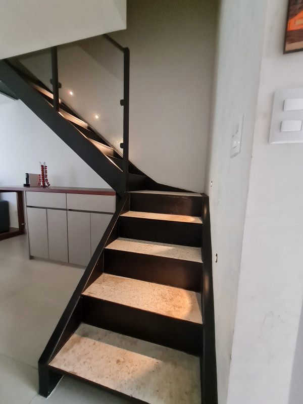 Casa à venda Chácara Santo Antônio (Zona Sul) com 120m² e 2 quartos por R$ 1.020.000 - 1594498210-n-escada.jpg