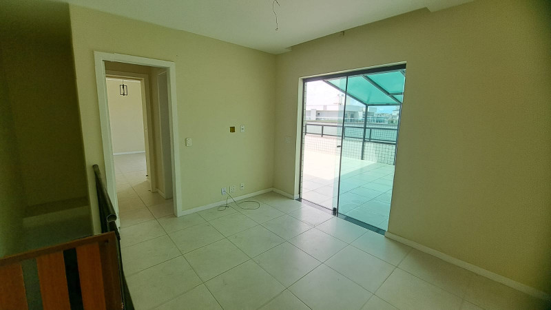Cobertura à venda Braga com 165m² e 2 quartos por R$ 765.000 - 939174872-sala-de-estar-2o-andar.jpeg