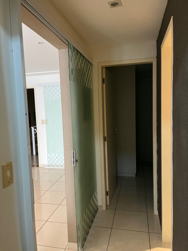 Apartamento à venda Parque Turf Club com 85m² e 2 quartos por R$ 265.000 - 390380497-corredor-com-porta-de-correr.jpg