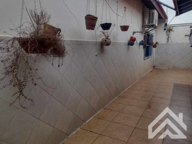 Casa à venda Jardim Claret com 300m² e 4 quartos por R$ 750.000 - 1582469782-corredor-lateral-com-porcelanato-no-piso-e-na-parede.jpg