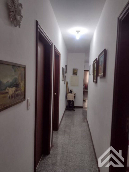 Casa à venda Jardim Claret com 300m² e 4 quartos por R$ 750.000 - 762140273-corredor-de-distribuicao-para-os-quartos.jpg