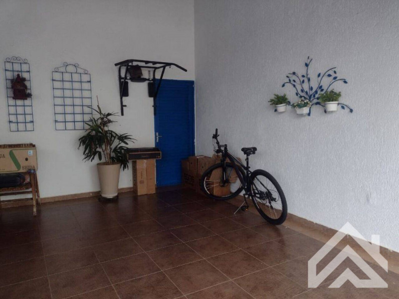 Casa à venda Jardim Claret com 300m² e 4 quartos por R$ 750.000 - 930625130-garagem-coberta-com-entrada-lateral.jpg