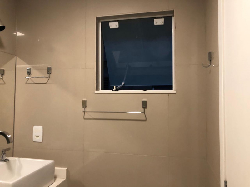 Apartamento à venda Itanhangá com 58m² e 2 quartos por R$ 215.000 - 1365850920-banheiro8.JPG