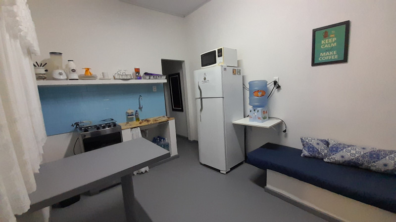 Casa de condomínio à venda Centro com 1200m² e 6 quartos por R$ 690.000 - 2001966170-cozinha-com-copa-e-assentos-de-alvenaria-kit-net.jpg