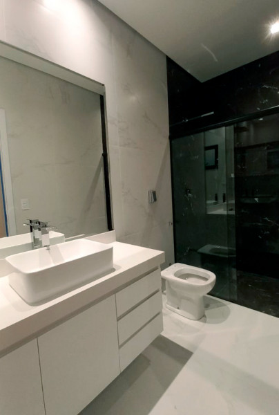 Casa de condomínio à venda Fazenda Palhinha (Zona Rural) com 230m² e 3 quartos por R$ 1.950.000 - 390263850-wc-2.jpg