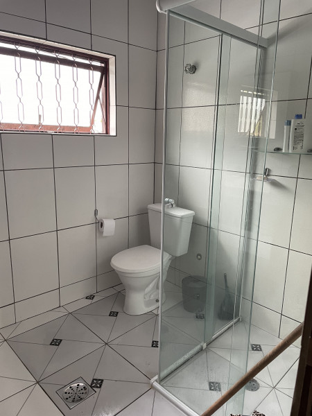 Casa à venda Bela Vista com 280m² e 5 quartos por R$ 980.000 - 1442532479-banheiro-em-cima.jpg