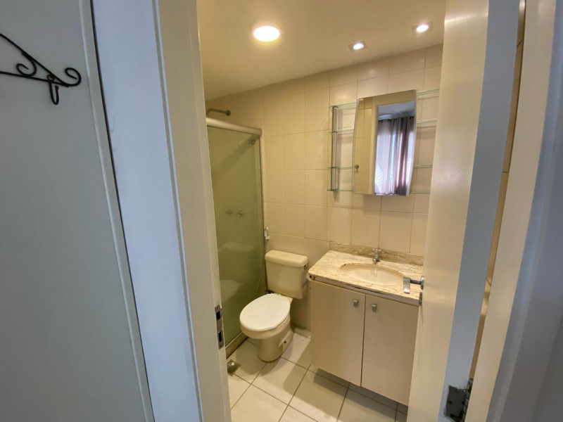 Apartamento à venda Recreio dos Bandeirantes com 63m² e 2 quartos por R$ 480.000 - 2056983649-banheiro-da-suite.jpeg
