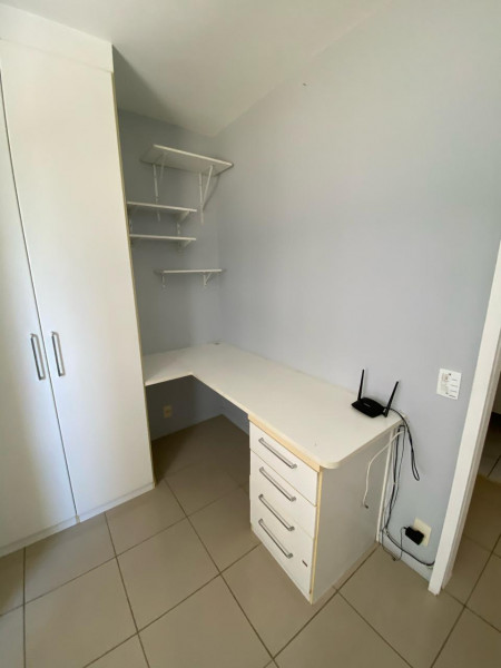 Apartamento à venda Recreio dos Bandeirantes com 63m² e 2 quartos por R$ 480.000 - 794256431-1o-quarto-com-roteador-armarios-e-mesa-de-escritorio.jpeg