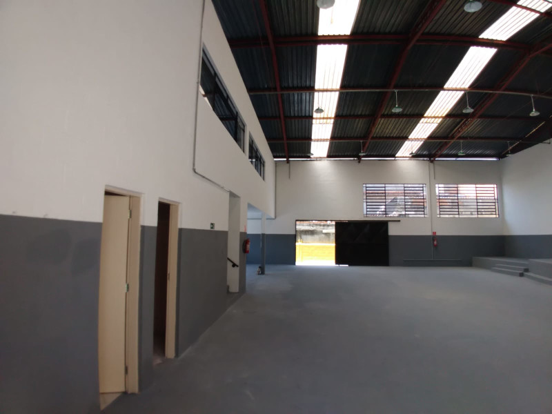 Comercial à venda Vila Ferlópolis com 400m² e 1 quarto por R$ 1.100.000 - vista-interna-galpao-acesso-aos-vestiarios.jpg