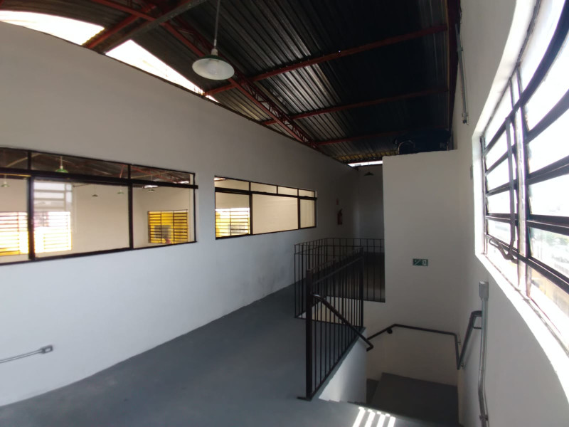 Comercial à venda Vila Ferlópolis com 400m² e 1 quarto por R$ 1.100.000 - vista-mezanino-lado-direito-para-acesso-aos-vestiarios.jpg