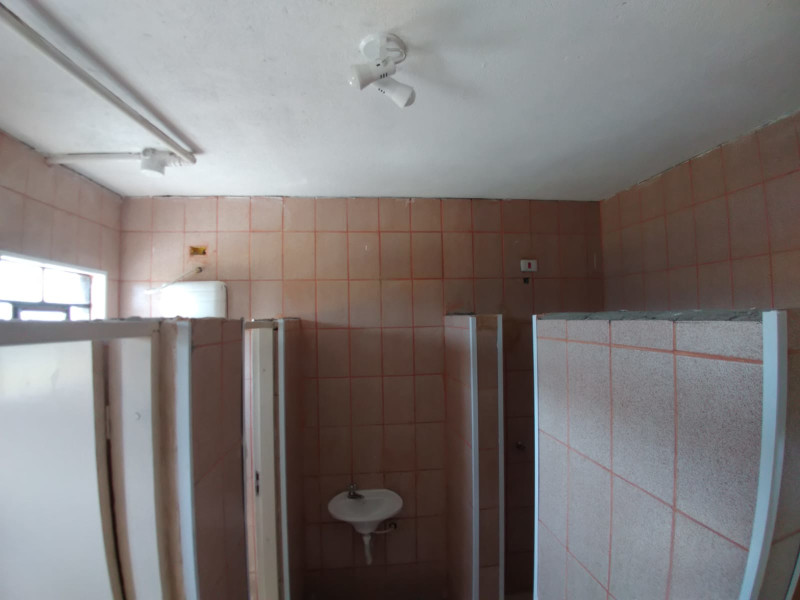 Comercial à venda Vila Ferlópolis com 400m² e 1 quarto por R$ 1.100.000 - vista-parcial-dos-vestiarios-do-galpao01.jpg