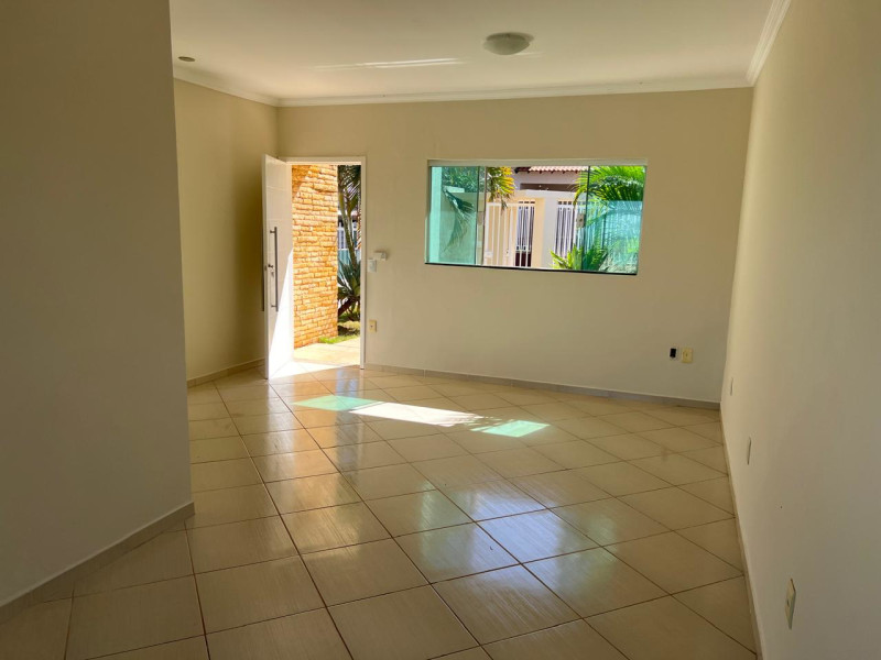 Casa à venda Centro com 366m² e 3 quartos por R$ 740.000 - 05-sala-de-cima-janela-e-porta-de-entrada.jpeg