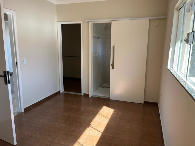 Casa à venda Centro com 366m² e 3 quartos por R$ 740.000 - 08-suite-mostrando-banheiro-e-closet.jpeg