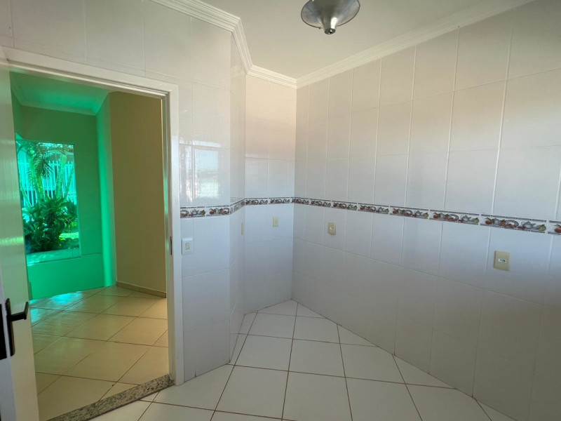 Casa à venda Centro com 366m² e 3 quartos por R$ 740.000 - 15-copa-em-cima-mostrando-o-fundo.jpeg