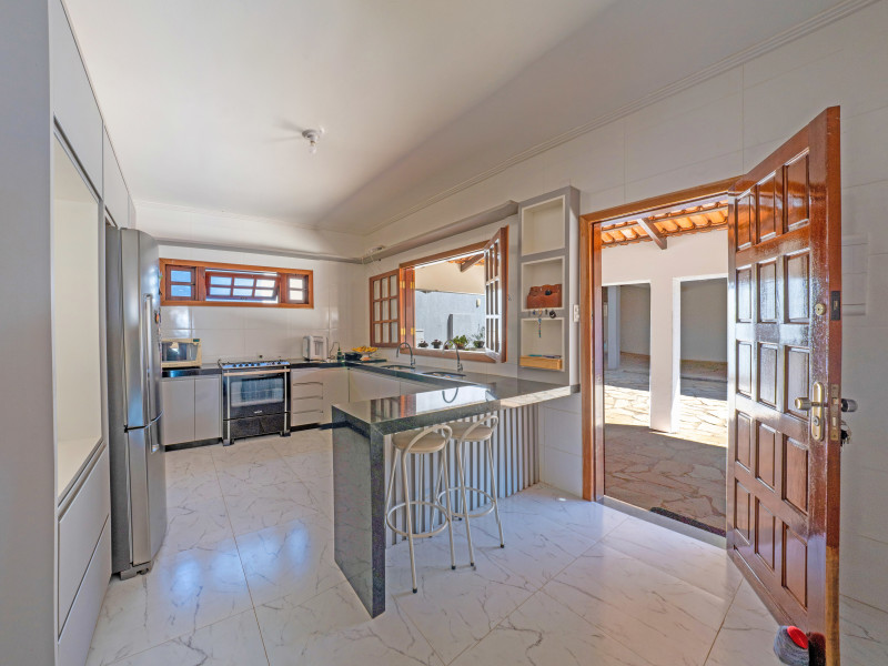 Casa à venda Setor Habitacional Arniqueira (Águas Claras) com 560m² e 5 quartos por R$ 1.150.000 - cozinha.jpg