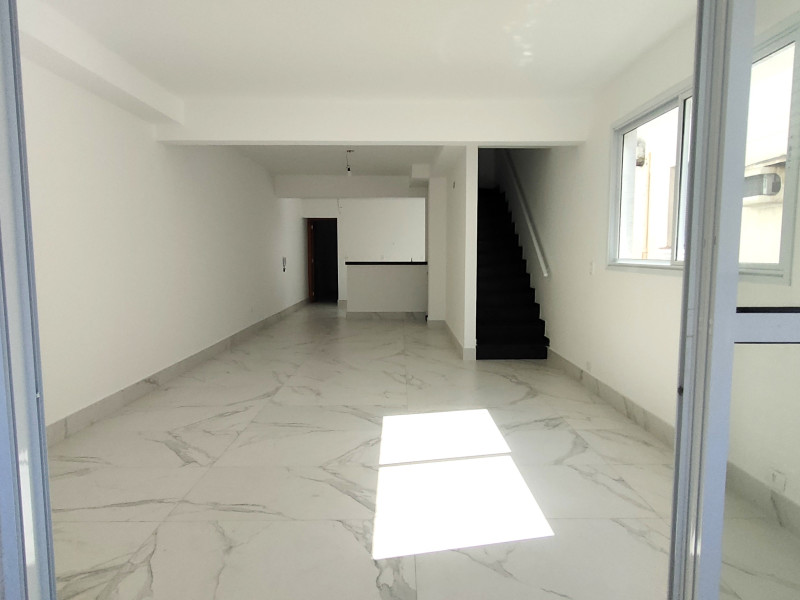 Casa à venda Embaré com 231m² e 3 quartos por R$ 1.390.000 - 03-piso1-sala-ampla-2.jpg