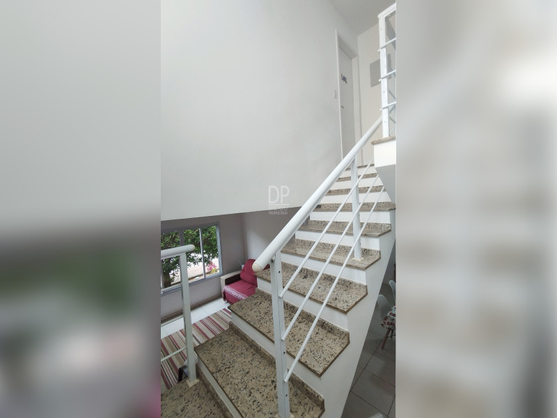 Casa à venda Engenho do Mato com 195m² e 3 quartos por R$ 600.000 - 15-escada-2.jpg