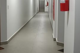 Apartamento à venda Asa Norte com 78m² - 2 dormitórios -  vaga - R$ 1.200.000 - 01-corredor-do-predio-com-elevador-ao-fundo.jpg