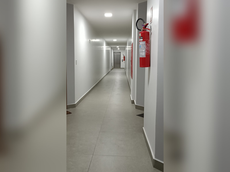 Apartamento à venda Asa Norte com 78m² e 2 quartos por R$ 1.200.000 - 01-corredor-do-predio-com-elevador-ao-fundo.jpg