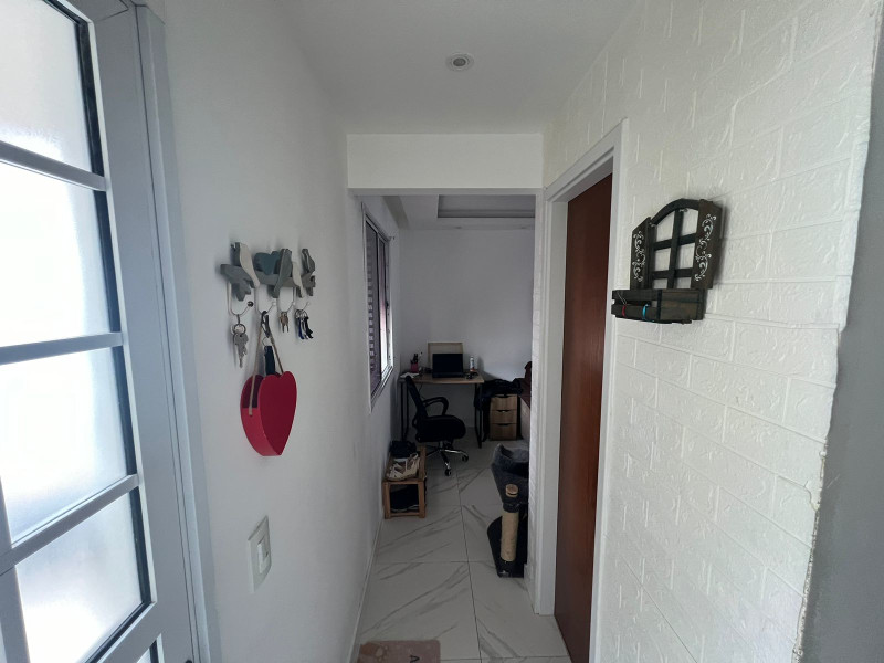 Casa de condomínio à venda Vargem Pequena com 85m² e 3 quartos por R$ 435.000 - 02-2-corredor-acesso-a-sala-e-pavumlenot-inferior.jpg