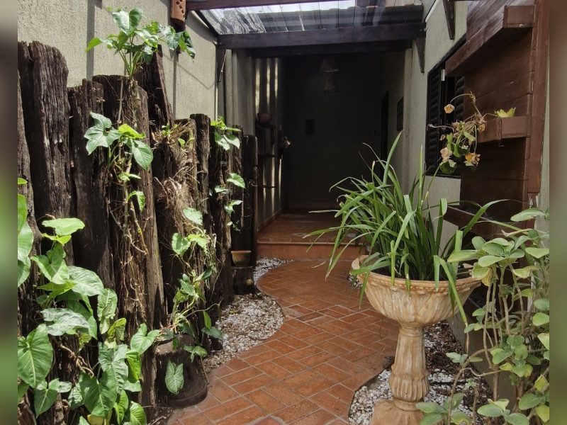 Casa à venda Bairro Seminário com 156m² e 3 quartos por R$ 750.000 - 14790189-b52d-4994-acc1-5addee61764d.jpg