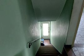 vista-de-cima-escada-e-acesso-superior-20250430-120627.jpg