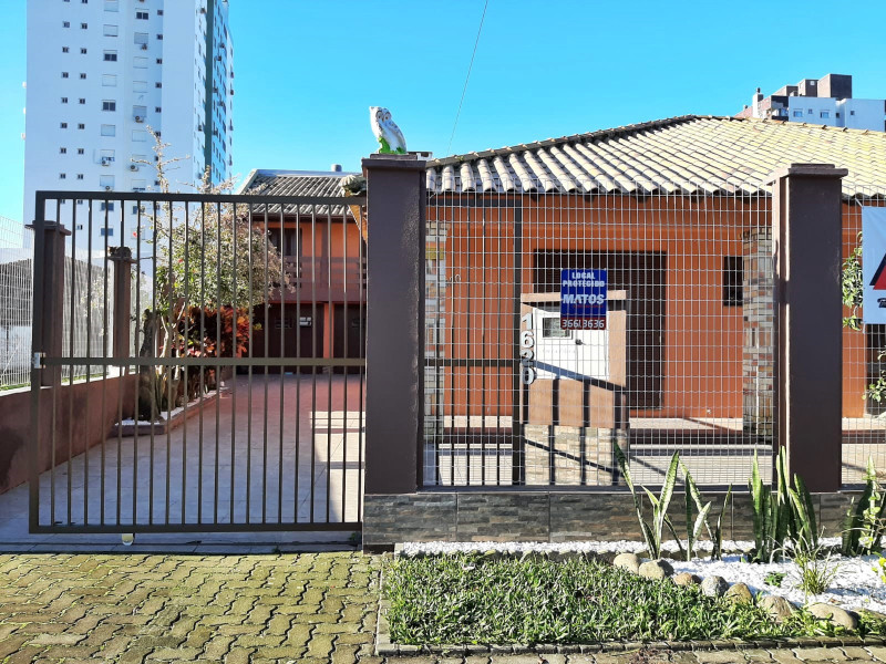 Casa à venda Centro com 625m² e 6 quartos por R$ 1.500.000 - vista-entrada-e-garagem.jpeg