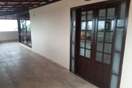 06-porta-de-entrada-da-casa-e-varanda.jpg