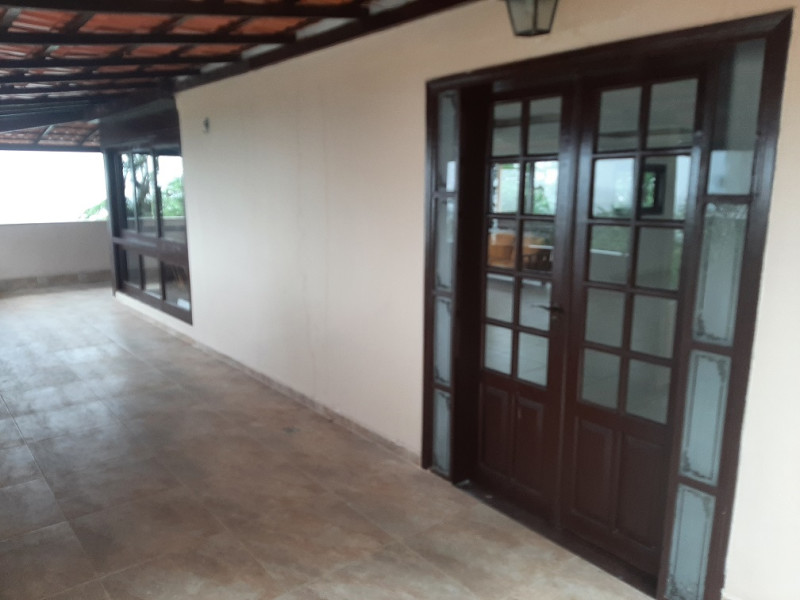 Casa de condomínio à venda Itanhangá com 380m² e 5 quartos por R$ 690.000 - 06-porta-de-entrada-da-casa-e-varanda.jpg
