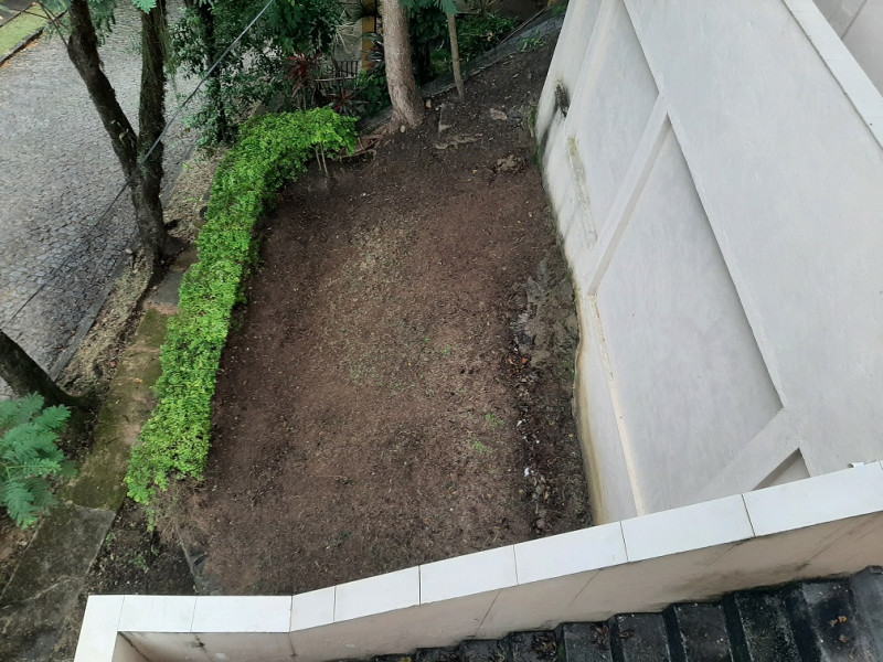 Casa de condomínio à venda Itanhangá com 380m² e 5 quartos por R$ 600.000 - 10-varanda-vista-jardim-frontal-da-casa.jpg