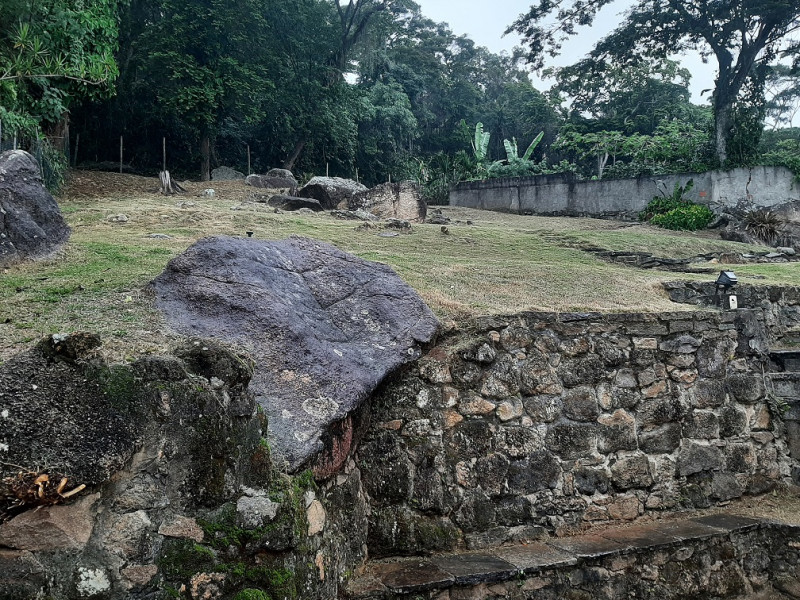 Casa de condomínio à venda Itanhangá com 380m² e 5 quartos por R$ 600.000 - 15-jardim-fundos-da-casa.jpg