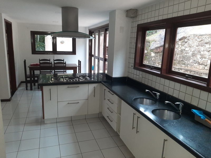 Casa de condomínio à venda Itanhangá com 380m² e 5 quartos por R$ 600.000 - 23-cozinha.jpg