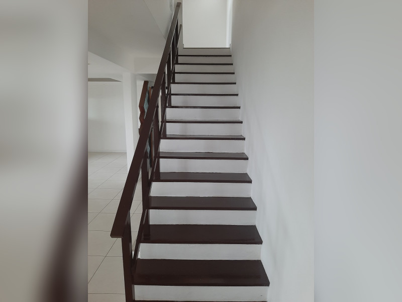 Casa de condomínio à venda Itanhangá com 380m² e 5 quartos por R$ 600.000 - 36-escada-de-acesso-aos-quartos-visao-de-baixo.jpg