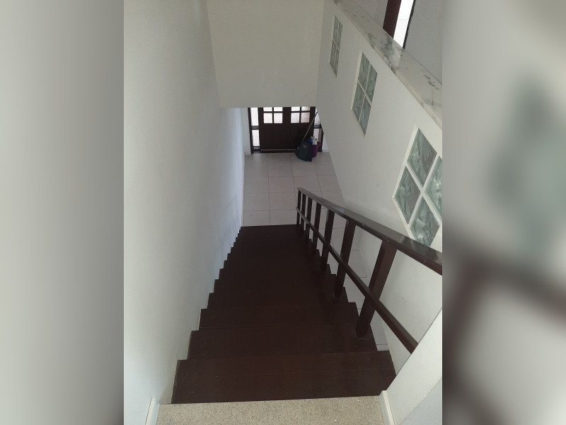 Casa de condomínio à venda Itanhangá com 380m² e 5 quartos por R$ 600.000 - 37-escada-de-acesso-aos-quartos-visao-de-cima.jpg